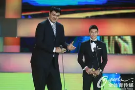 最高与最帅组合亮相! ! !姚明携手宁泽涛颁奖图片