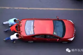车坏路边了？别犯以下错误，拖车不当，救车变毁车图片