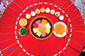 新年饮食文化民俗：七彩捞鱼生图片