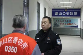 嫌犯吞下钥匙刀片怎么办？ 医疗民警会说：让他多吃韭菜图片
