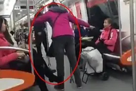 “咆哮女”是对地铁文明的挑战图片