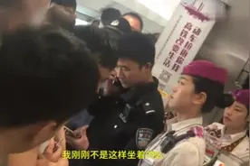 陌生男子强行抱起9岁女孩霸座，女车长怒吼：你快把裤子拉链拉上视频封面