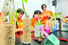烟盒、饮料瓶变身手工艺品 武昌环卫工巧手变废为宝图片