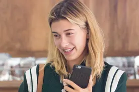 比伯前任鲍德温素颜大秀逆天长腿 路遇男友人热情飞扑献抱抱图片