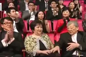 金马奖：秦祥林为甄珍颁发终身成就奖 全场大咖起立致意 回忆过往视频封面
