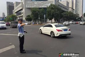 与酷暑博弈 成都交警高温站岗获市民赞赏图片