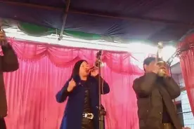 美女四玲唢呐独奏表演图片