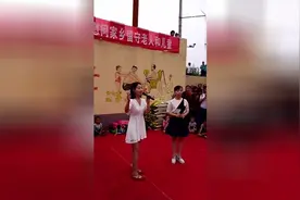 视频：王二妮王小妮回家乡慰问留守老人和儿童，两人一起清唱图片