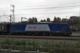 西宁开往昆明K985次通过成都西站