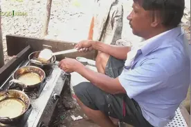 印度传统油炸食品的制作过程，这锅和灶台应该好久没刷过了吧？图片