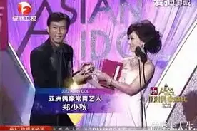 赵雅芝郑少秋同台颁奖盛典，引发全场热潮，现场主动要求抱抱视频封面