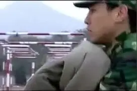 新兵蛋子不会叠被子，无奈抱着被子长途拉练，折磨的累惨了视频封面