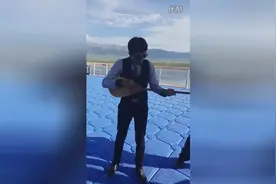 哈萨克族小伙现场演唱，歌声优美动听图片