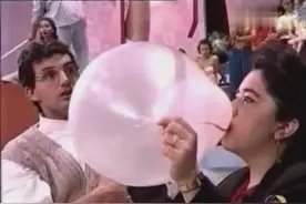 泡泡糖能吹这么大，都破纪录了！