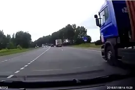 前车之鉴，切勿长时间与大车并排行驶视频封面