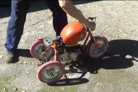 国外男子自制迷你三轮摩托车，配备65cc发动机，看起来真不错图片