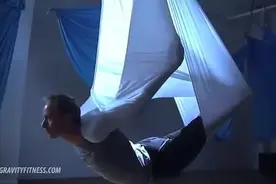 男人练空中瑜伽是一种什么样的体验？图片