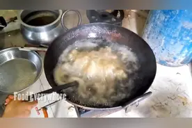 印度街头的小吃，鸡蛋先煮后炸拌上调料再炸，这种吃法长见识了！图片