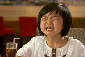 小孩儿和姐姐抢食物，萌翻了图片