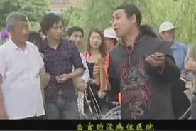 姬银龙街头演绎莲花落，观众真不少图片