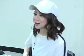 邓紫棋谈到偶像周杰伦，这个反应太可爱了，初中都在听周董的歌！