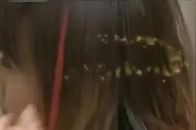 别再浪费钱去染发，一招在家挑染头发，效果照样好！视频封面