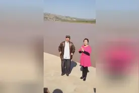 陕北大爷站在黄河畔上 和小媳妇对唱情歌图片