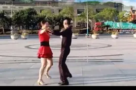 双人对跳广场舞《你的笑容》图片