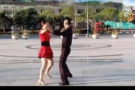 双人对跳广场舞《你的笑容》图片
