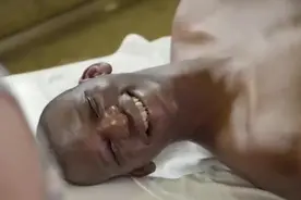 人见人爱：郝建当搓澡工 老板让他把非洲黑人搓白 当场懵圈了