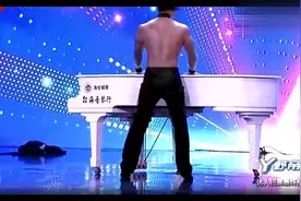 节目上肌肉型男现场大跳热舞，评委们都懵了，看评价吧视频封面
