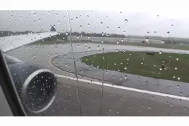 乘客实拍：空客A330客机雨中起飞全过程，这个时候肯定很紧张图片