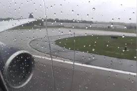 乘客实拍：空客A330客机雨中起飞全过程，这个时候肯定很紧张图片