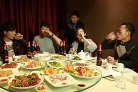 牛人眼皮开啤酒瓶盖