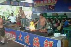 实拍长春街头疯狂的海鲜烧烤，这么热闹在举办演唱会么图片