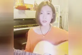 妹子家中自弹自唱挑战自我，确实好听！图片