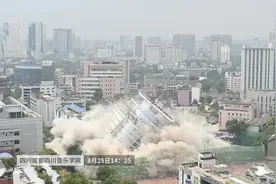 成都18层川音大厦爆破拆除，曾是李宇春母校视频封面