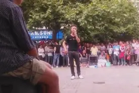 安顺流浪歌手街头演绎经典歌曲，围观群众久久不愿离去图片