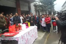 农村难得一见的结婚“摆礼”场景 传统与时尚相融图片