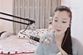 美女一曲《军中绿花》送给战友的歌图片