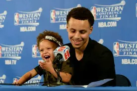 库里的女儿小莱利绝对是NBA最火的球员家属，搞笑抢镜萌上天！图片