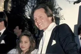 你一定没见过的名人罕见照！李小龙腹肌当街&雷迪嘎嘎也曾清纯过图片