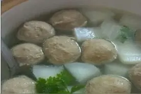 吃吃和乐乐教大家简单的萝卜美味牛丸汤，健康美味快来学习哟！图片