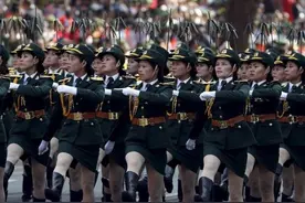 越南举行大规模阅兵式：女兵踢正步图片