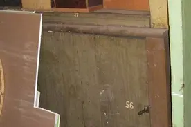 在地下室找到当验尸官外公留下的保险箱，一场兴奋寻宝之旅开始了图片
