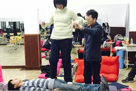 冬令营玩“人桥游戏” 孩子发掘自己“潜能”图片