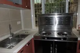 嘉峪关：安装嵌入式燃气灶后，橱柜有异味 住户很闹心图片