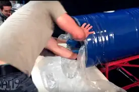 洗澡挑战：泡在226公斤的强力胶中图片