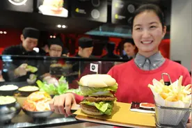 首家麦当劳智慧餐厅亮相北京 24种食材自由搭配汉堡图片