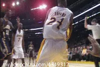NBA中那些令人笑尿的瞬间，袭臀、亲亲，应有尽有！图片